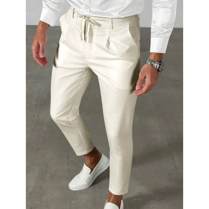 Pantaloni uomo alla caviglia con pinces e coulisse in vita