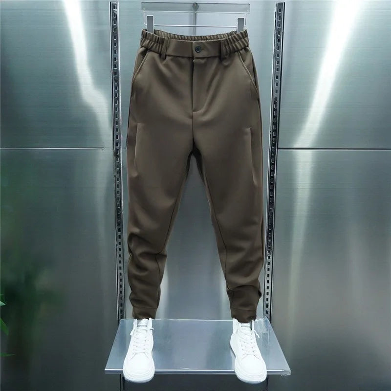 Pantaloni classici uomo dalla linea essenziale