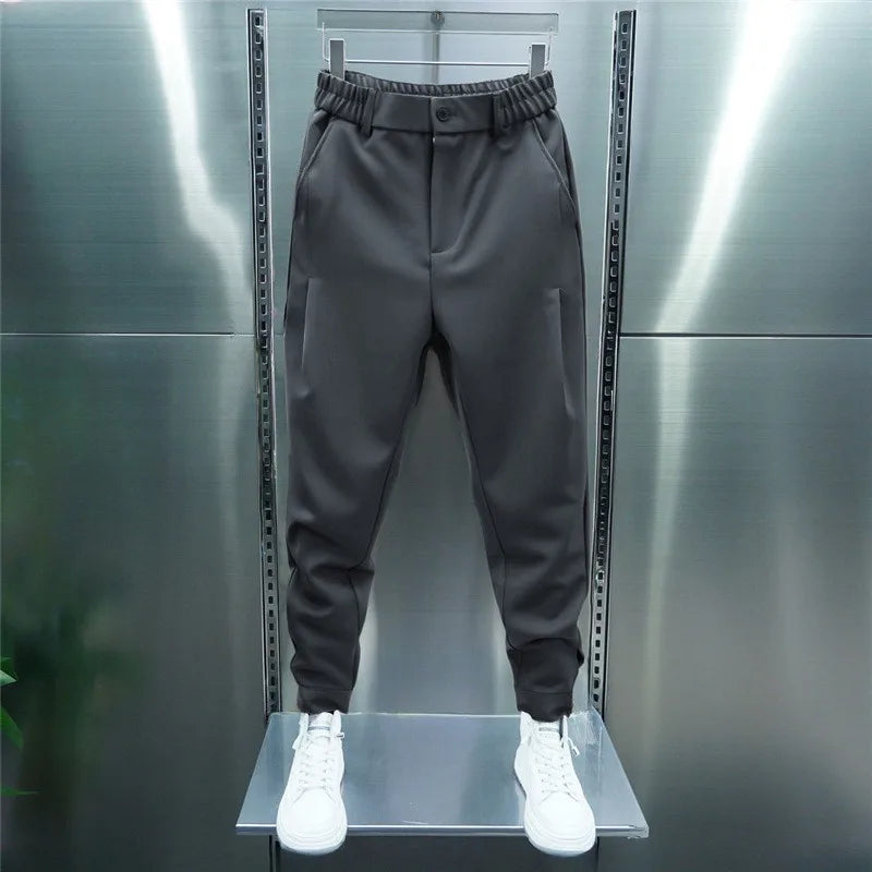 Pantaloni classici uomo dalla linea essenziale