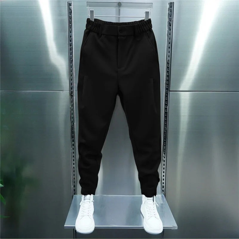 Pantaloni classici uomo dalla linea essenziale