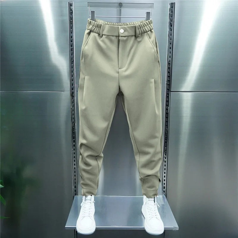 Pantaloni classici uomo dalla linea essenziale