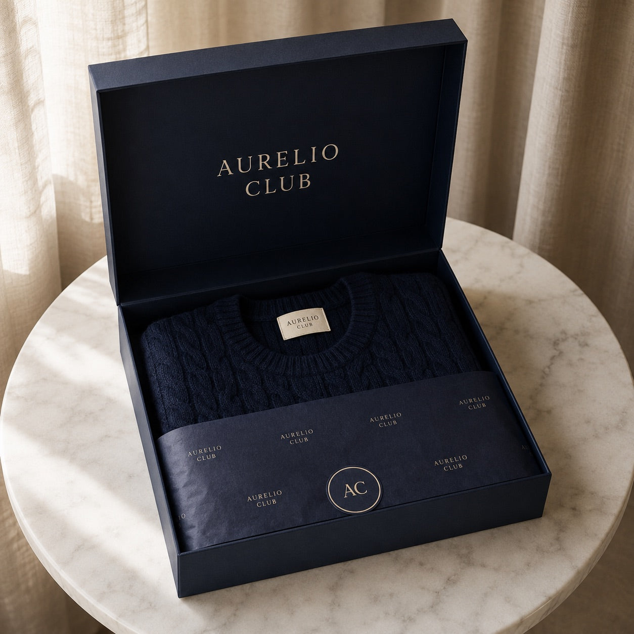 Concept della confezione Aurelio Club: scatola blu navy con un capo ripiegato